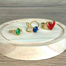 Une bague créée par une designer bretonne en acier inoxydable avec un cabochon en résine allie à la fois artisanat local et matériaux modernes.
